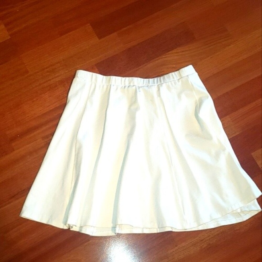 Cream, Pleated Skirt by Bar III Size Medium. Excellent Condition.